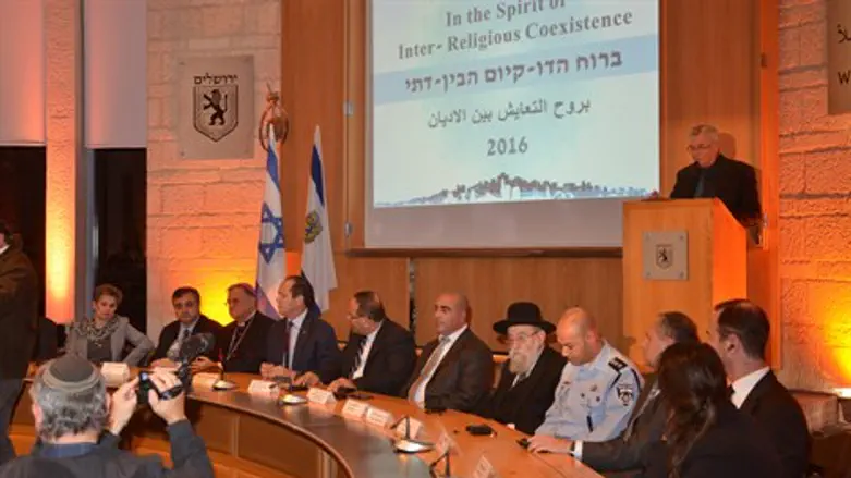 דו קיום אולם מועצת העיר ירושלים, הערב