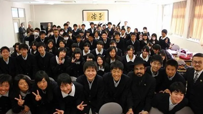 Rabbi Binyamin Edery with the schoolkids
