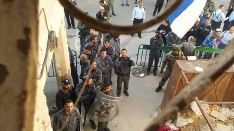 הכוחות נכנסים לאחד משני הבניינים