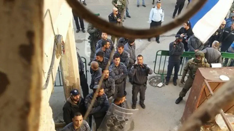 Силовики входят в один из домов в Хевроне