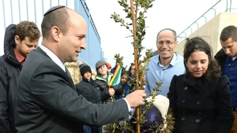 Беннет, Шакед и Перл в поселении Ткоа