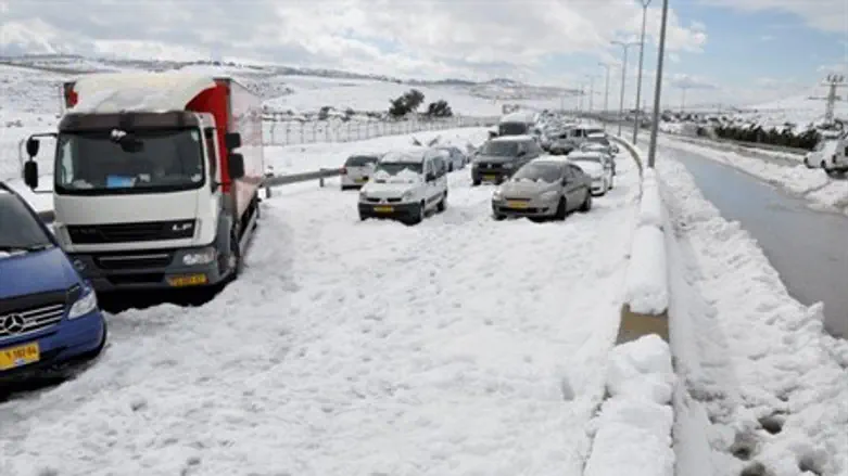 Cars stuck in the snow on Route 1, the Jerusalem-Tel Aviv highway (Illustration)