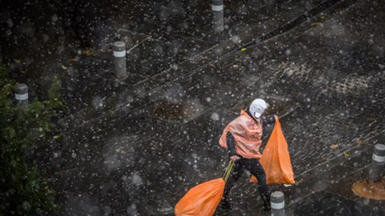 Snow starts moving in on Jerusalem