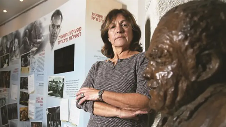 "עשה כל חייו לטובת העם והארץ הזאת". גלעדה דיאמנט עם פסל אביה יצחק שמיר ז"ל בתערוכה