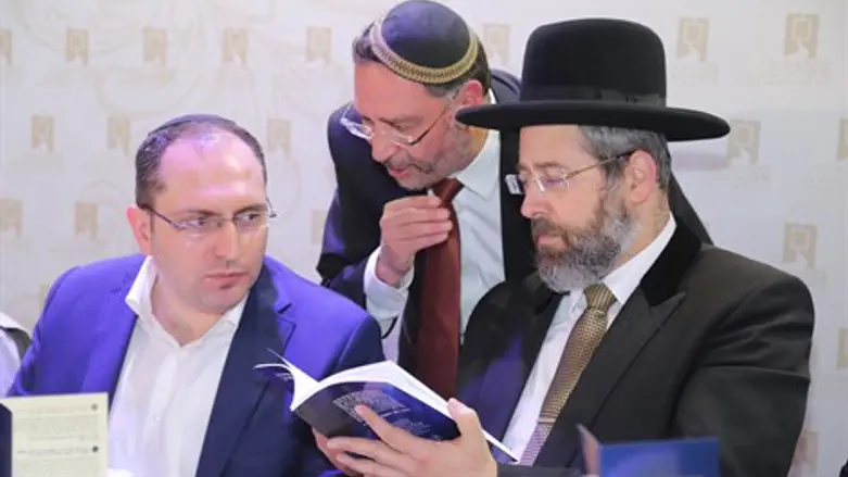 הרב דוד לאו, איש העסקים מוטי בן משה והרב בן ציון אלגאזי