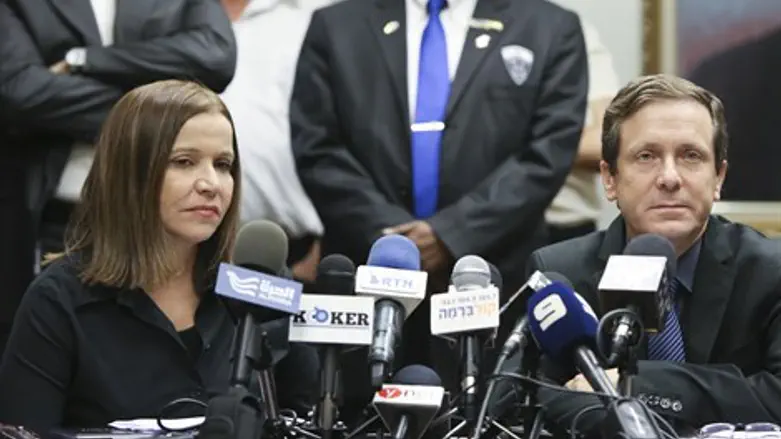 מקיימים את הכלל "עמדתך נקבעת על פי מקום מושבך". יחימוביץ' והרצוג