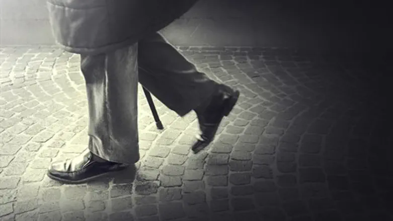 פסיה הכתומים של החמה המפציעה על מעיל העור הישן, שחור שארית הליל לקול נקישת נעליו הכהות.