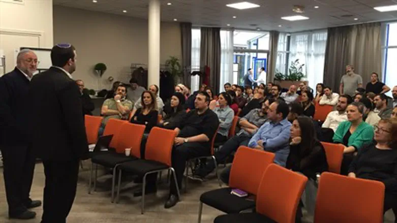 Yossi Dagan speaks to French families about Samaria