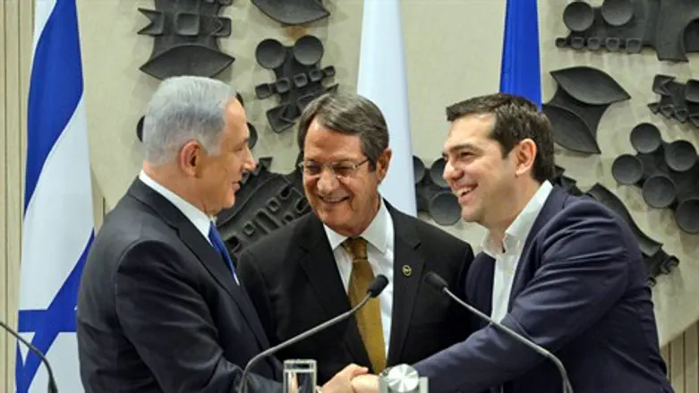 הפסגה המשולשת