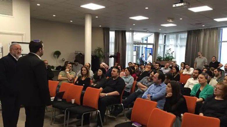 Yossi Dagan speaks to French families about Samaria