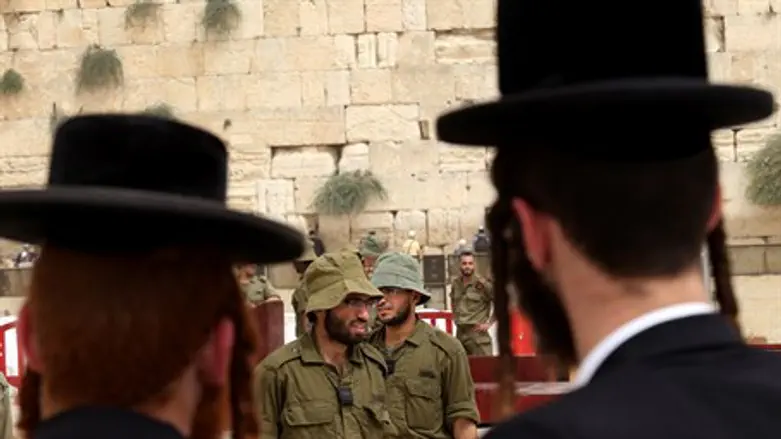 Haredim and soldiers at the Kotel (illustration)