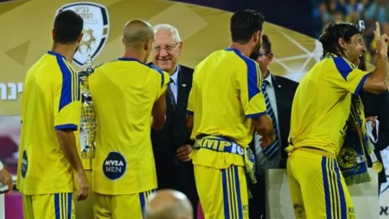 שחקני מכבי ת"א מקבלים את הגביע בפעם הקודמת. ישחזרו את הזכיה?