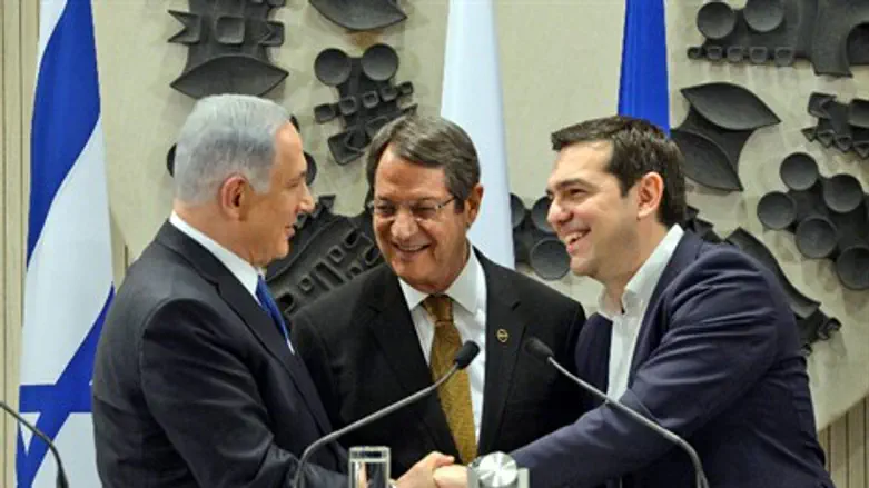 מרוצה. נתניהו בפסגה בקפריסין, היום