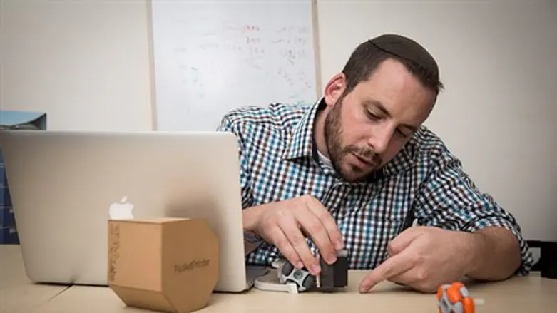 Hi-tech developer shows a product in Hebrew University (illustration)