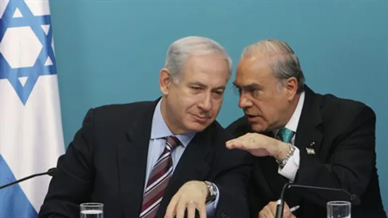 General Secretary Angel Gurria (R) speaks with PM Netanyahu