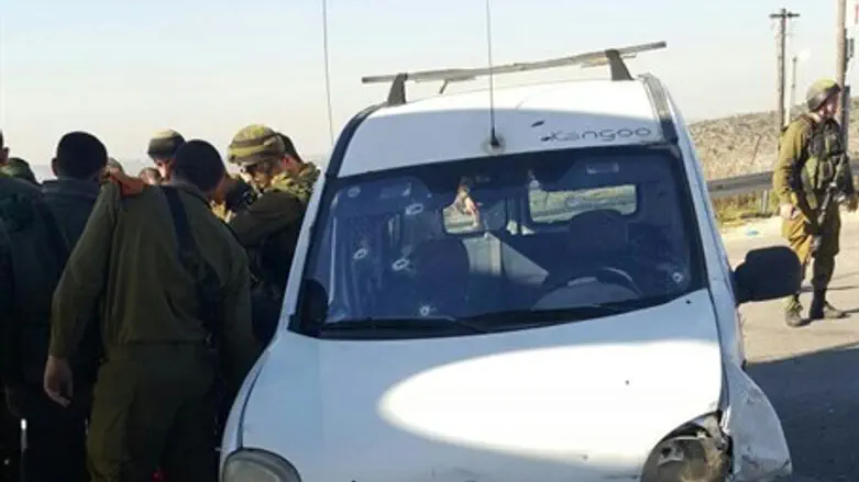 רכב המחבל במחסום מכבים