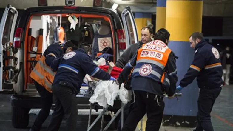 Прибытие раненного в больницу "Шаарей Цедек"