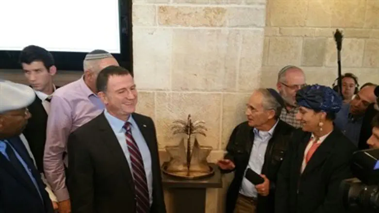 Скульптура в Кнессете в память о Гуш-Катифе