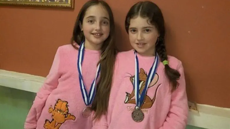 נועה ואהבה עם המדליות