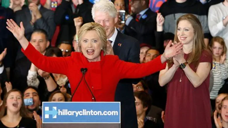 קלינטון חוגגת, למרות הניצחון הדחוק