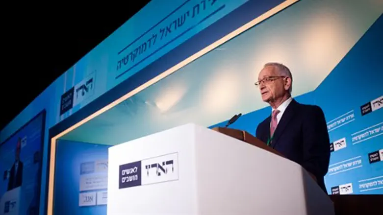 האם רוגל אלפר החליף את גדעון לוי כפרצופו של העיתון? מו"ל 'הארץ', עמוס שוקן