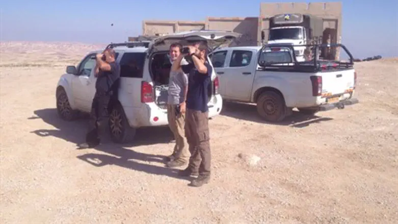 שני הצוותים מתצפתים על החשודים