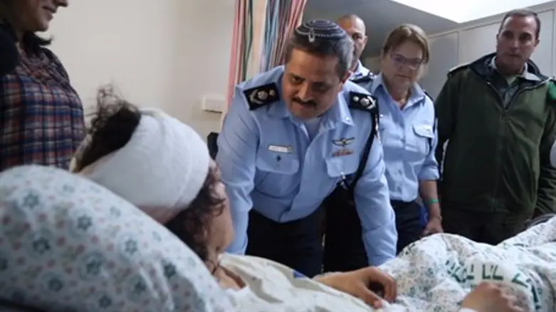 Police chief Roni Alsheich visits wounded Border Police officer
