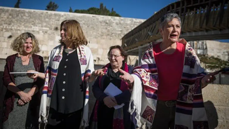 בנט ושקד שתמכו שומרים על שתיקה. תפילה של נשות הכותל