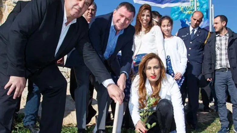 נוטעים עצים באנדרטת הנספים