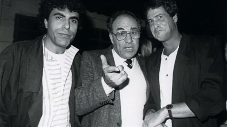 גבי שושן משמאל