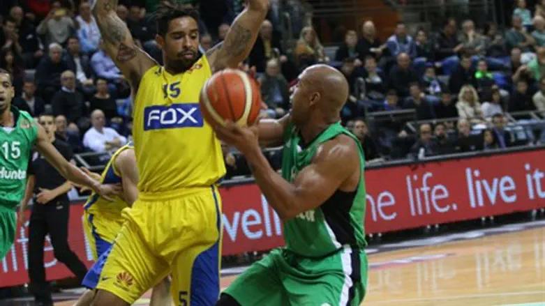 ורגאס בדרך לעוד סל על לנדסברג, הערב בחיפה