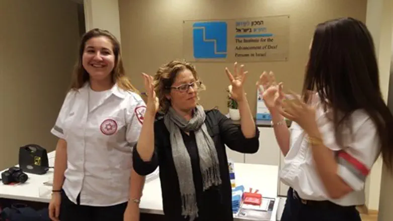 לומדים שפת סימנים