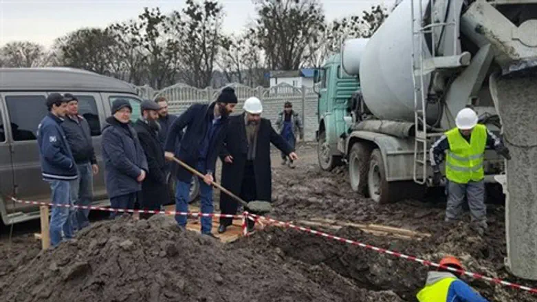 הרב אסמן במהלך העבודות לפיתוח הכפר