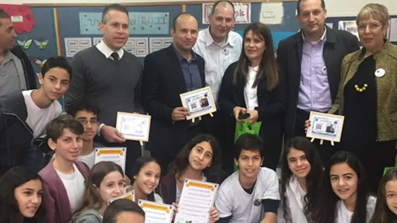 ארדן ובנט עם התלמידים