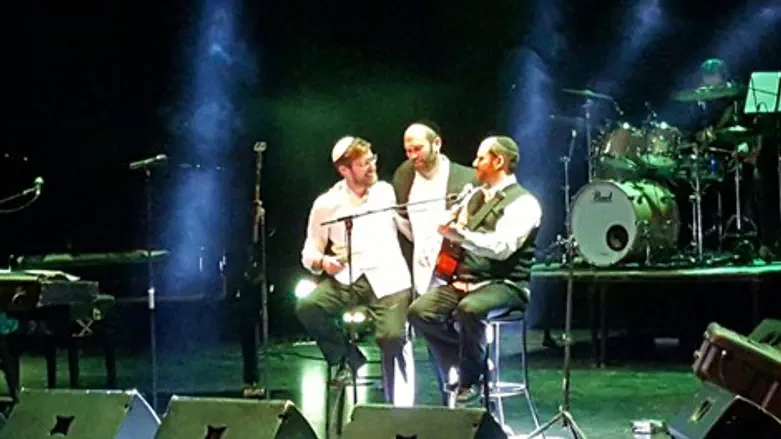 עוצרים ומצדיעים