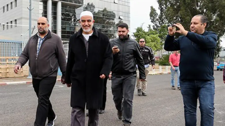 מחוץ לחוק...? סלאח