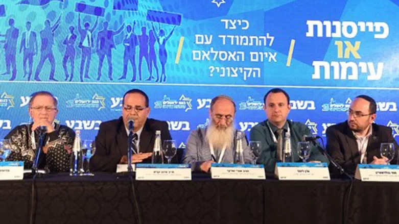 The panel, with Rabbi Sherki seated in the middle