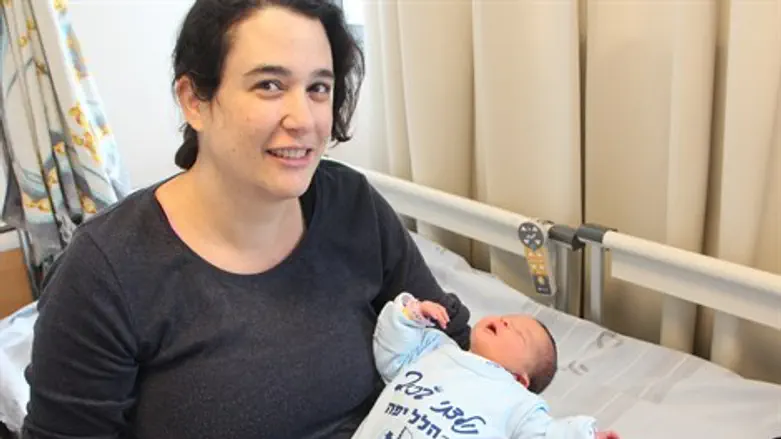 הפכה לאם בפעם השלישית