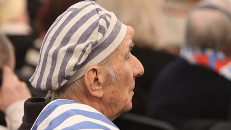 Auschwitz survivor at Polish memorial (file)