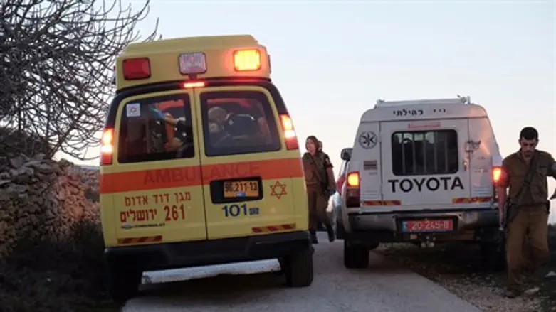 כוחות מד"א מטפלים בפצוע הפיגוע, הערב