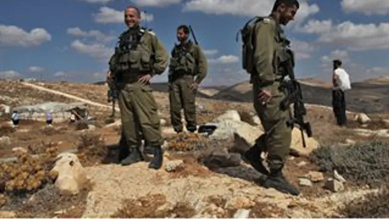 חיילים במאחז