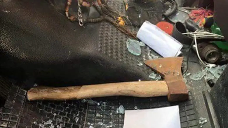 הגרזן שהושלך לעבר המכונית הפלסטינית