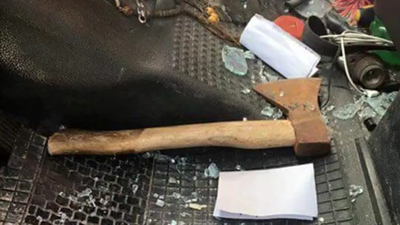 Топор, брошенный в палестинскую машину