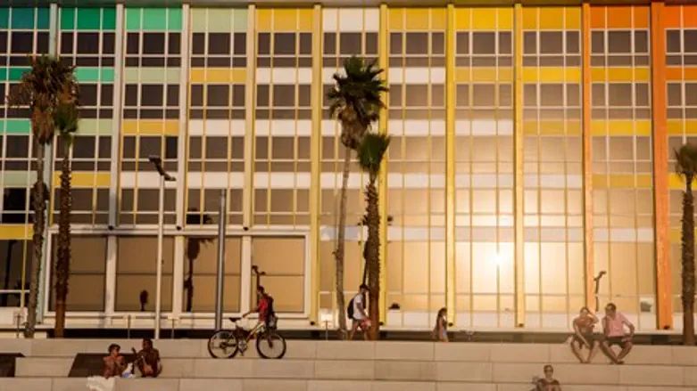 Israelis enjoy beach on warm day
