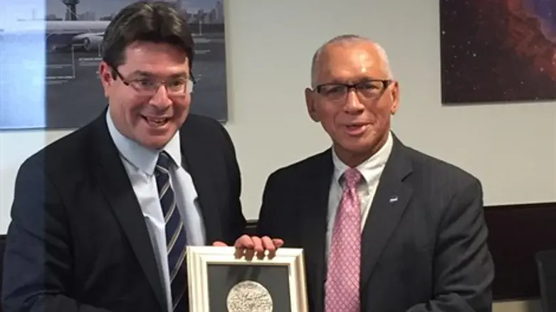 אקוניס עם יו"ר נאס"א
