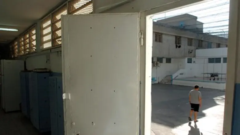 В тюрьме (Иллюстрация)