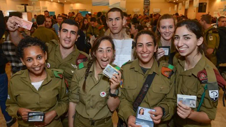 חלק מהחיילים שהגיעו לבית החייל