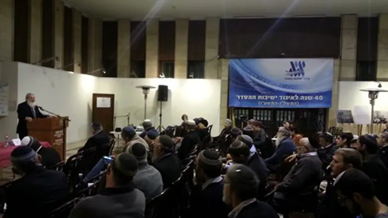 Симпозиум в зале Соломон. Иллюстрация