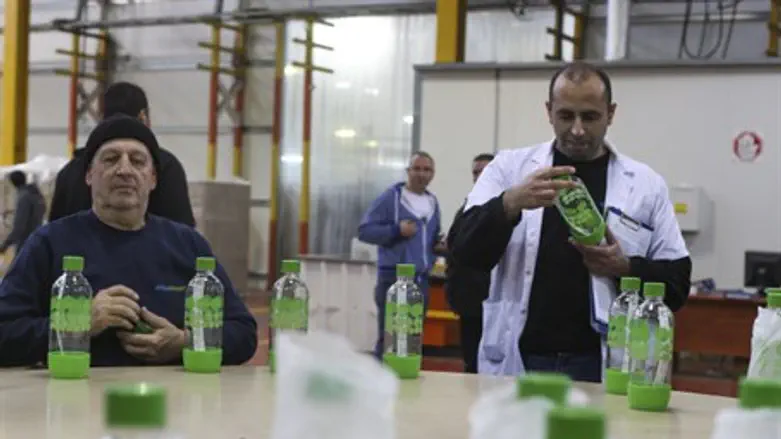 Arab SodaStream workers (illustration0