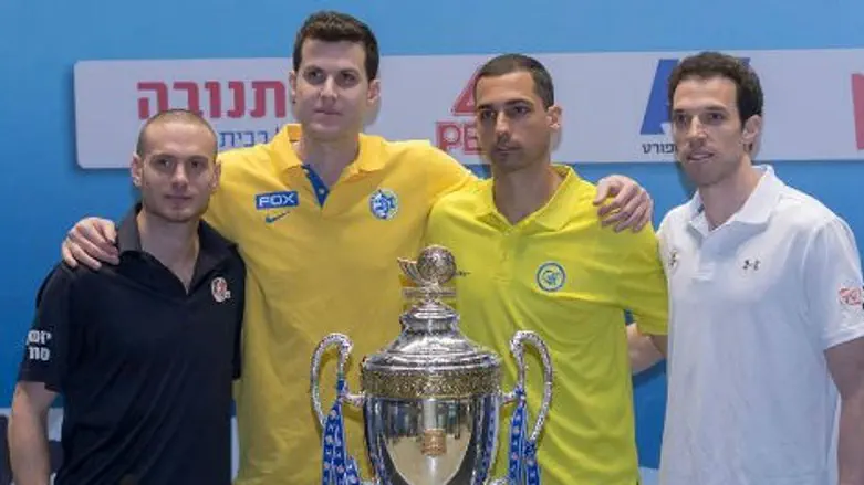 כולם רוצים להניף את הגביע. ארבעת נציגי הקבוצות